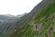 33 Sul sent. 416 con tratti franati sul ripido costone di Valbona
